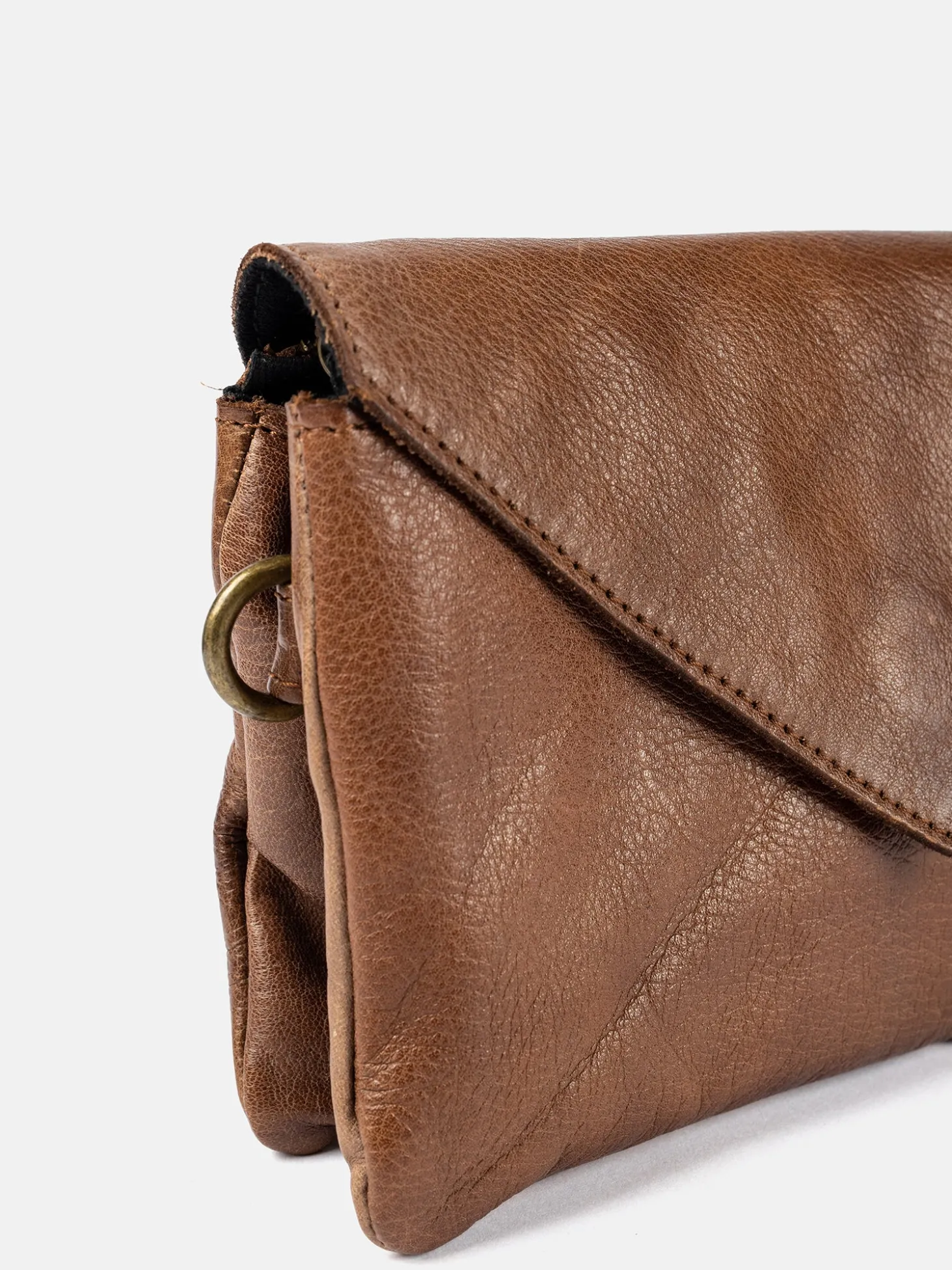 claire_urban__walnut_3.webp Claire Urban - Walnut