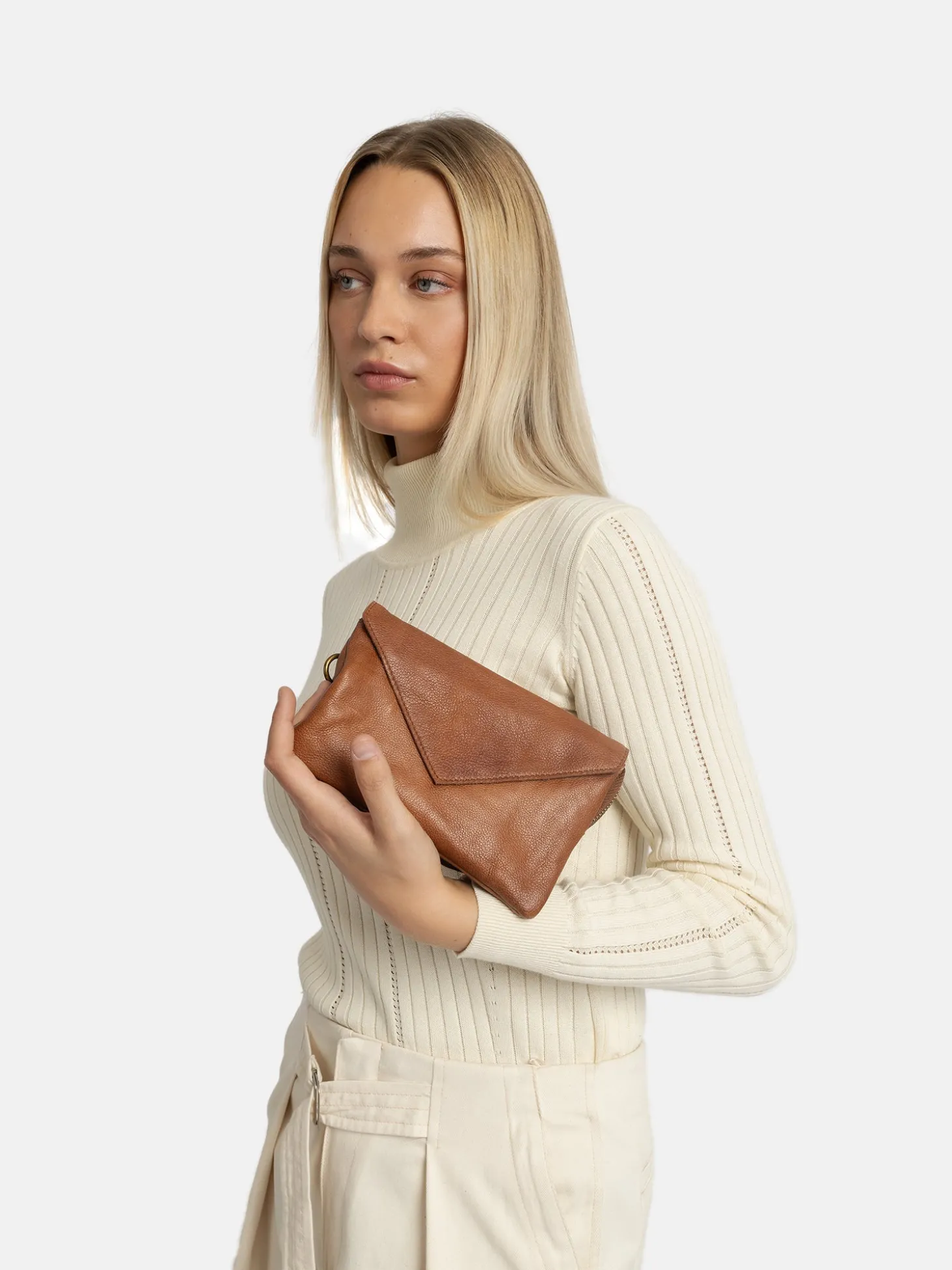 claire_urban__walnut_5.webp Claire Urban - Walnut