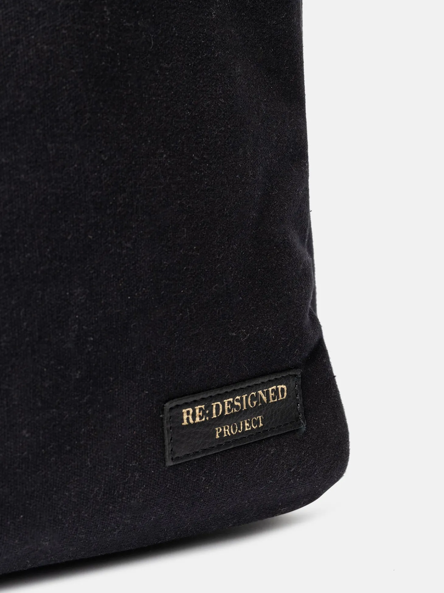 project___blackgold_4-2.webp Project 21 - Black/Gold